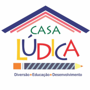 Casa Lúdica. Logo formado por um telhado azul, o nome abaixo e um lápis deitado na base.